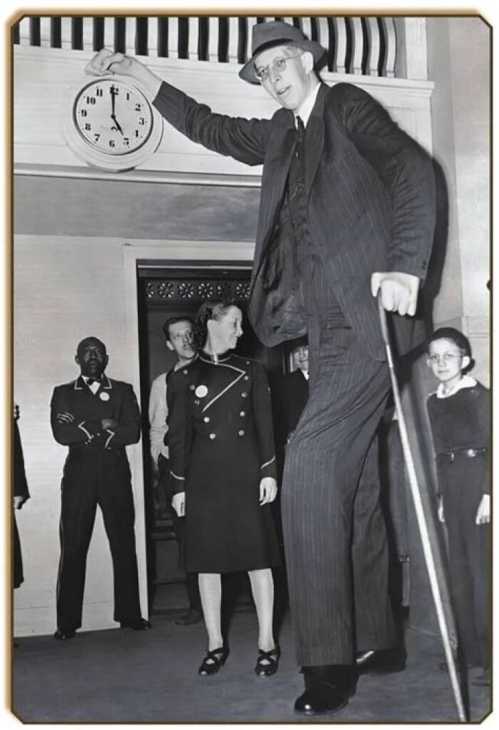 11 Of The Tallest People Ever And Their Tragic Stories