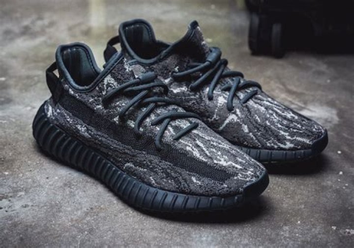Adidas Yeezy Boost 350 V2 "Black/White" Release Procedure Announced