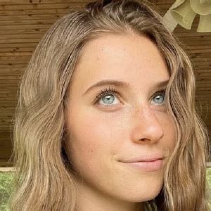 Alyssa Eckstein (TikTok Star) - Age, Birthday, Bio, Facts, Family, Net Worth, Height & More