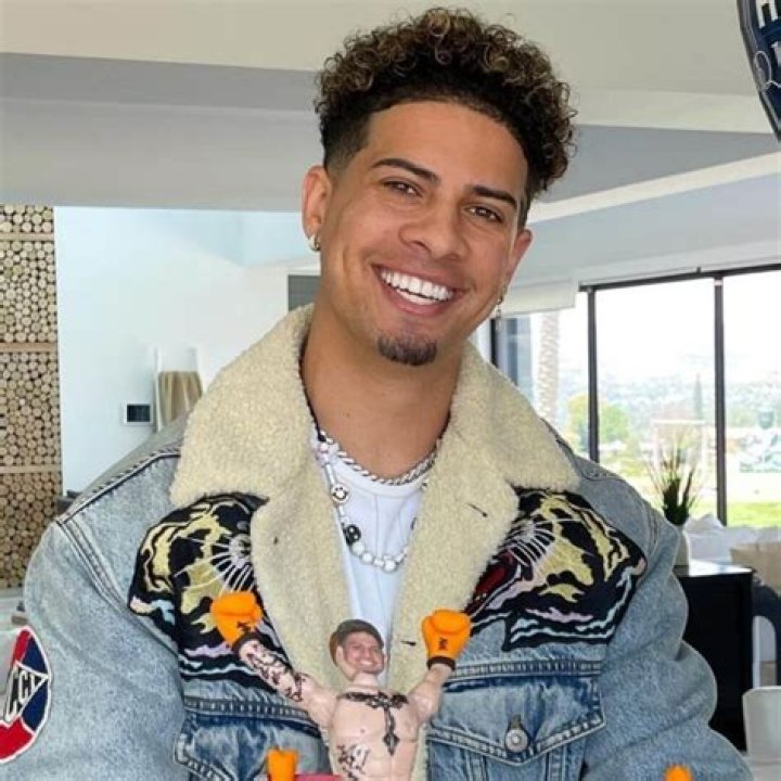 Austin McBroom Bio | Age, Wiki, Net worth, Height, Biography, Fiance|