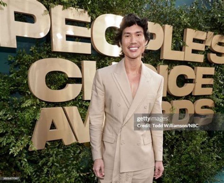 Blake Shelton Says He Has the “Hottest Date” at the People’s Choice Awards — It’s Gwen Stefani!