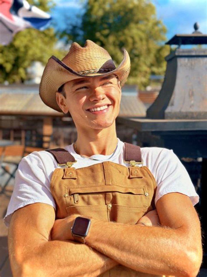 Cameron Tate Hoskins (TikTok Star) - Age, Birthday, Bio, Facts, Family, Net Worth, Height & More