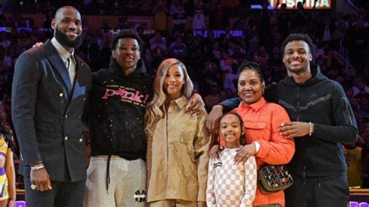 ¿Cuánto mide LeBron James en pies? – Celebrity.fm
