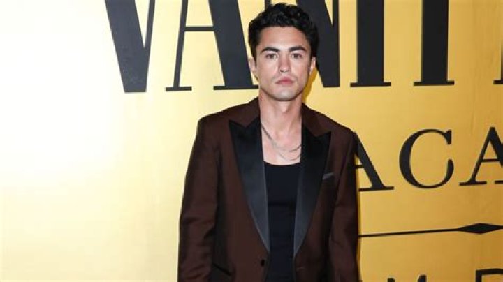 Darren Barnet Is a Hot Commodity! Details on the Netflix Star: Relationship Status and More