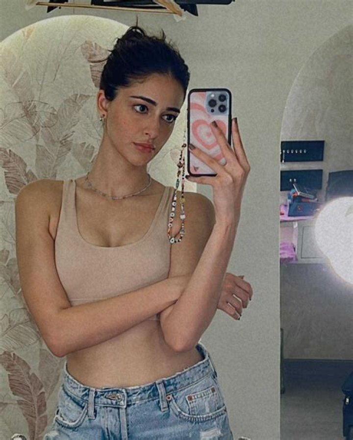 Drake Celebrates Valentine's Day With Some Mirror Selfies