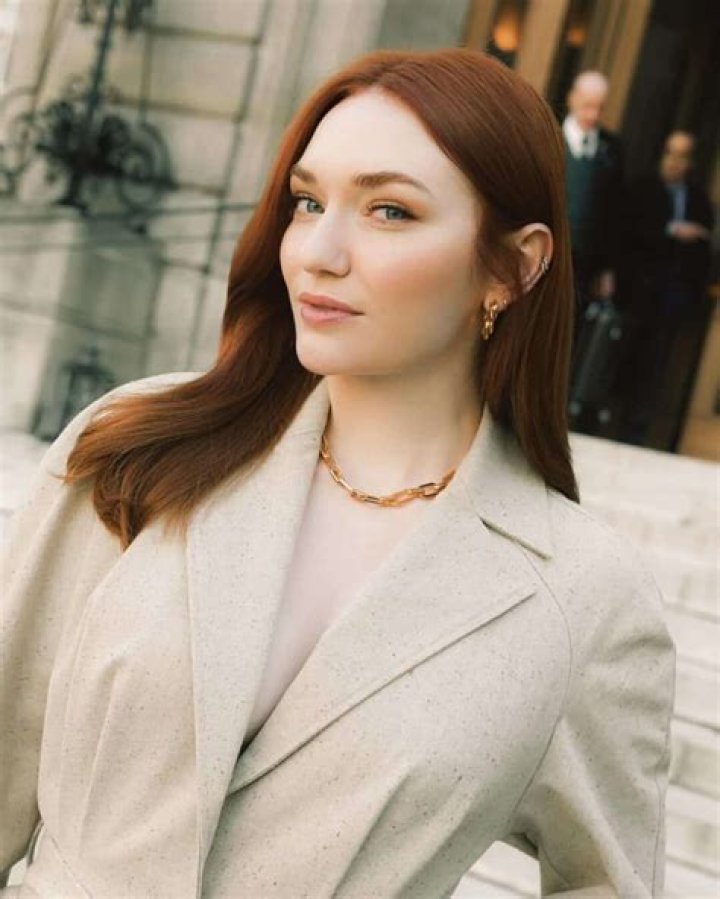 Eleanor Tomlinson (Movie Actress) - Age, Birthday, Bio, Facts, Family, Net Worth, Height & More