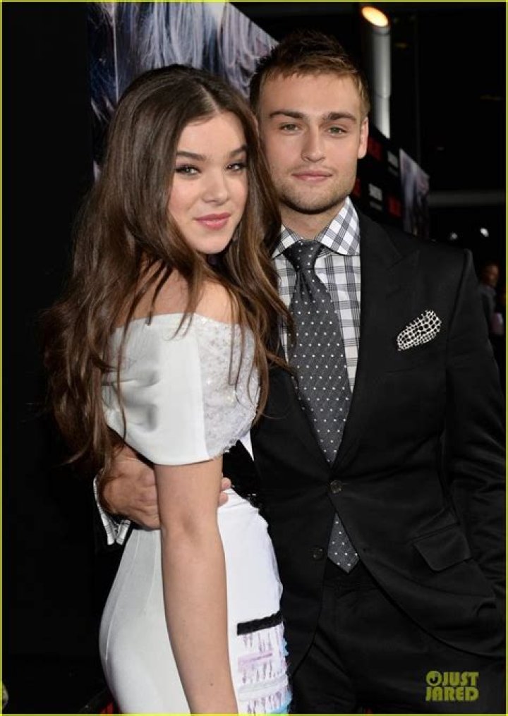 Hailee Steinfeld and Douglas Booth Had to Film Balcony Scene on First Day of ‘Romeo and Juliet’ Shooting