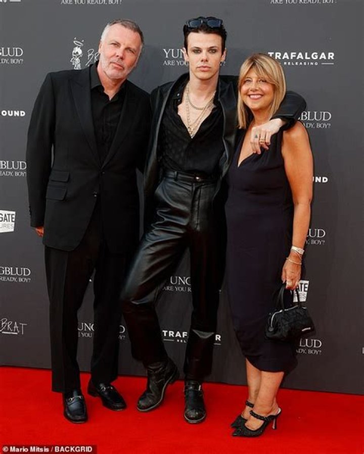 Halsey Heads Overseas To Meet Yungblud's Family At Birthday Celebration