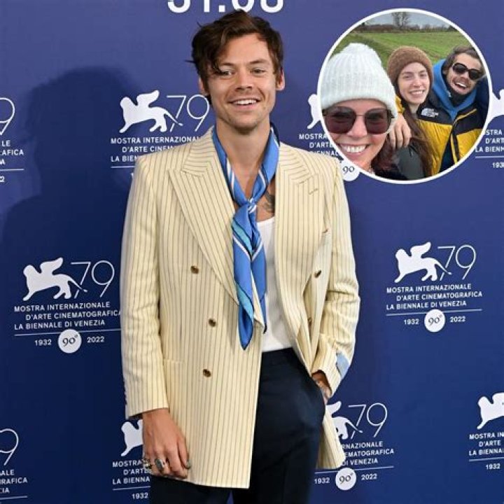 Harry Styles Has a Loving Family! Details on His Sister Gemma, Mom Anne Twist and More