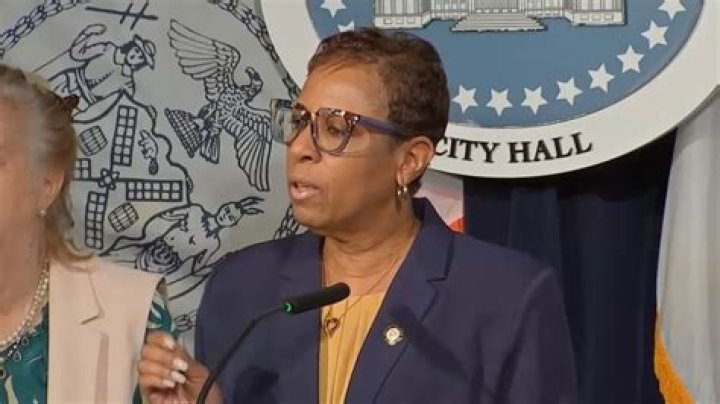 How tall is Adrienne Warren