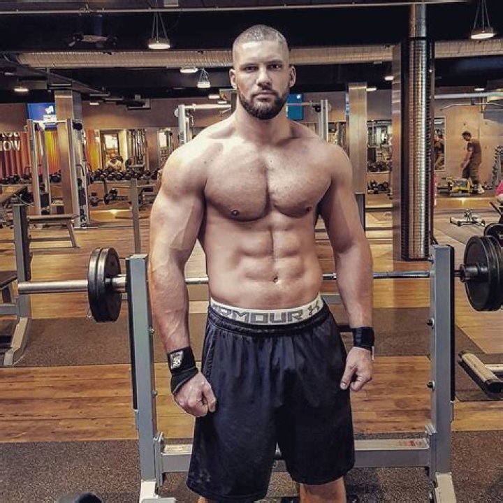 How tall is Florian Munteanu