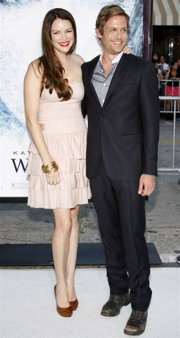 How tall is Jacinda Barrett