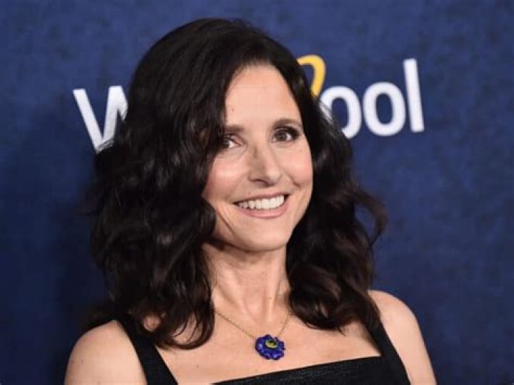 How tall is Julia Louis Dreyfus