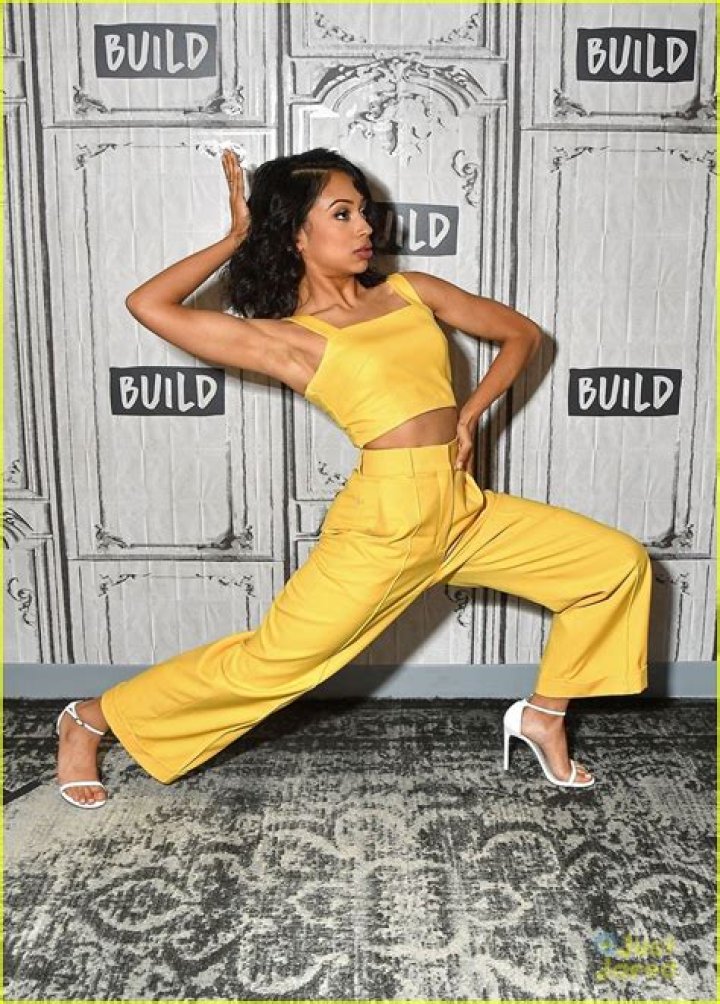 How tall is Liza Koshy