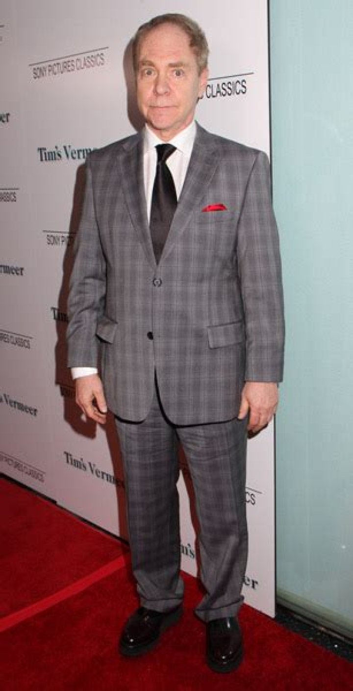 How tall is Raymond Teller