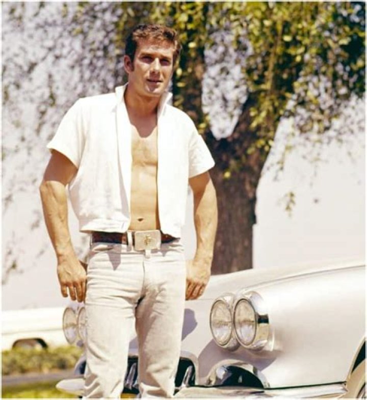 How tall is Robert Fuller