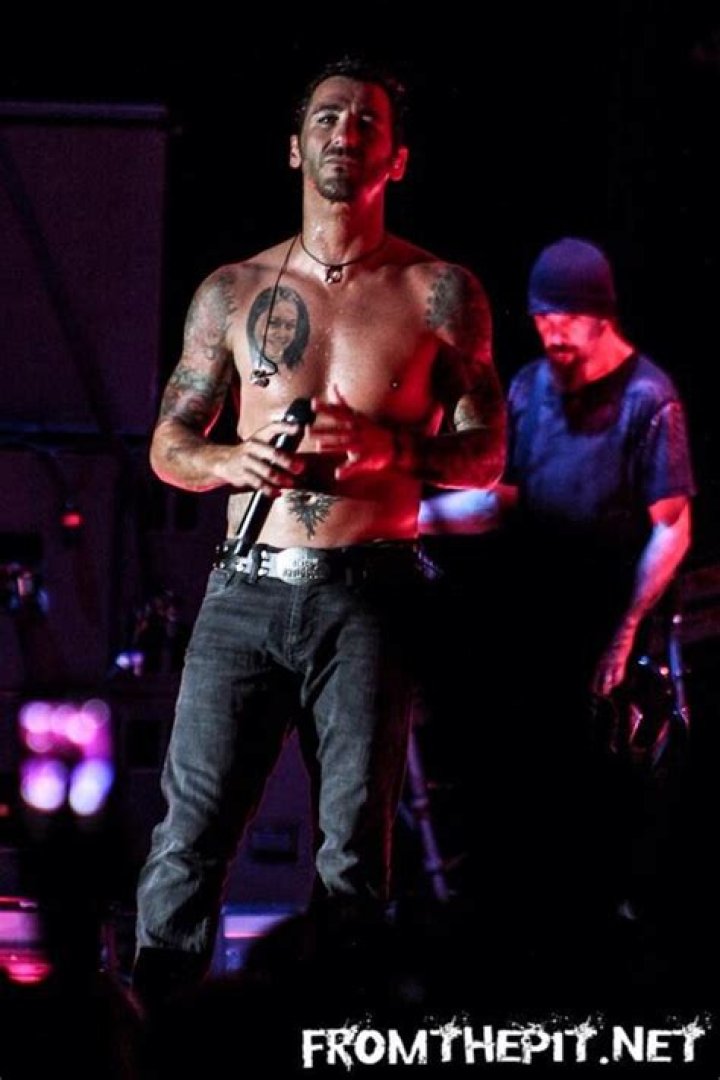 How tall is Sully Erna