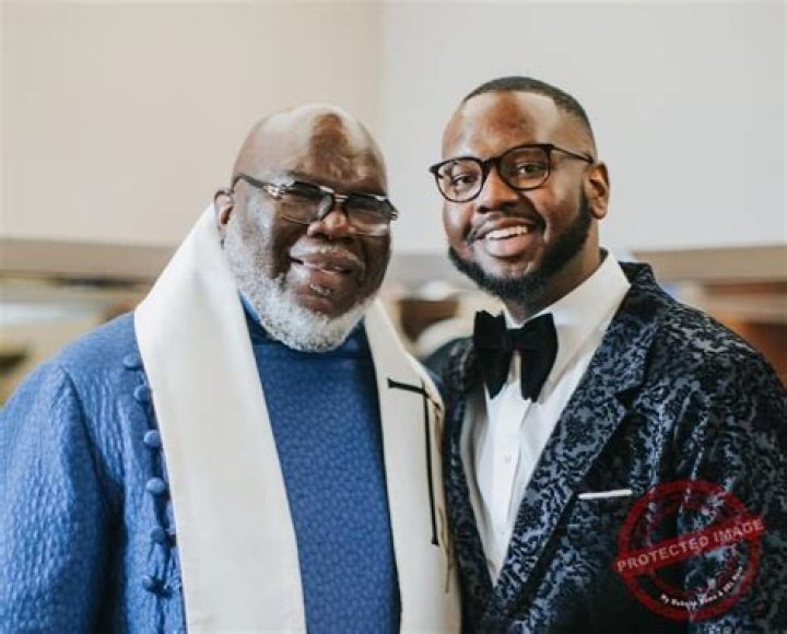John Jakes (Novelist) - Age, Birthday, Bio, Facts, Family, Net Worth, Height & More