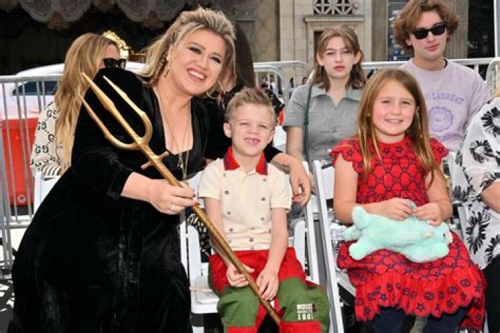 Kelly Clarkson Broke ‘Down in Tears’ After 2019 BBMAs and Had to Be Rushed to Emergency Surgery