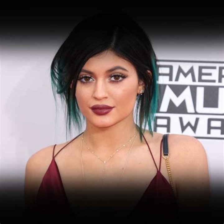 Kylie Jenner, 17, Wears a Super Sexy Outfit and Posts it on Instagram Because DUH