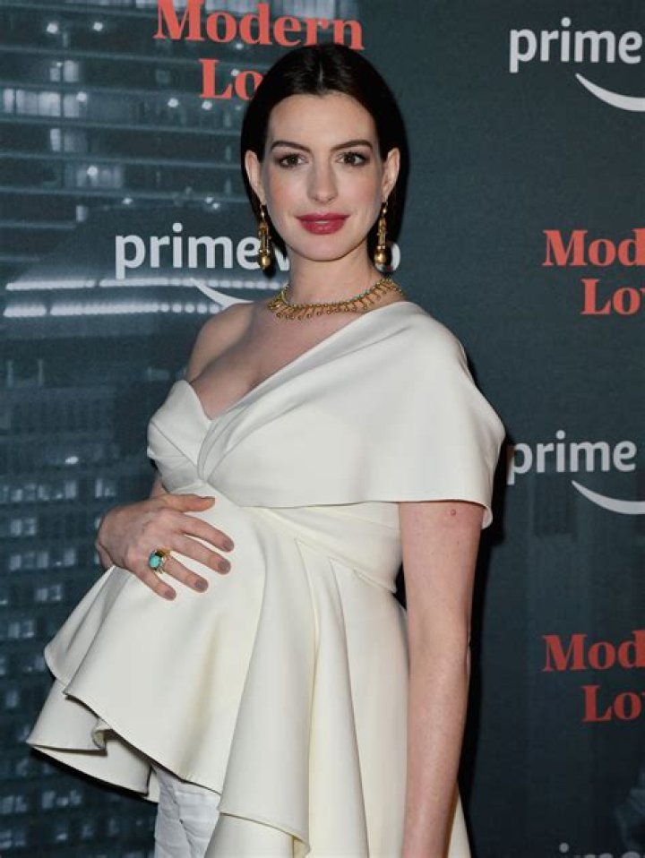 Last-Minute TransformationHeavily Pregnant Anne Hathaway Debuts Blonde Hair!