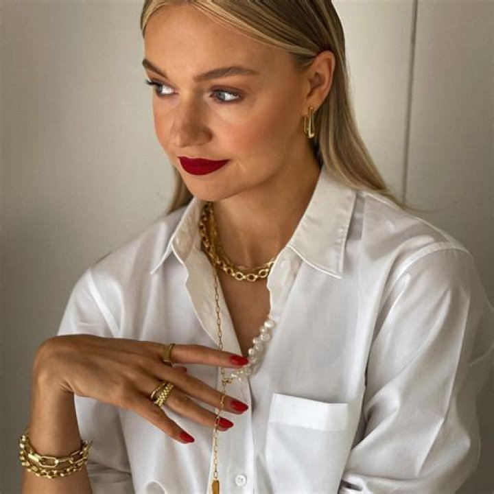Lydia Tomlinson (YouTube Star) - Age, Birthday, Bio, Facts, Family, Net Worth, Height & More