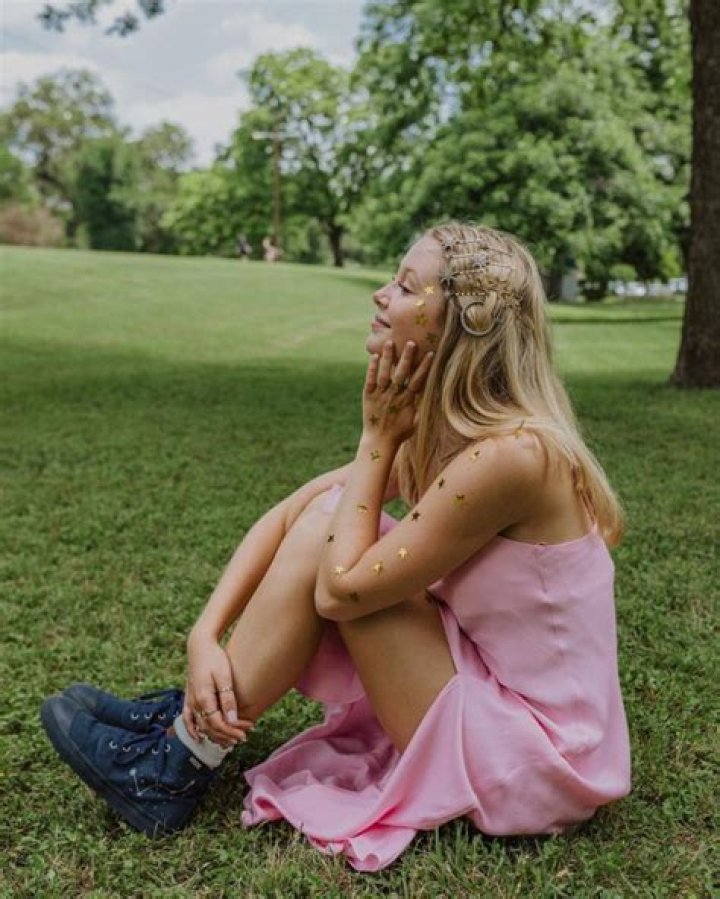 Miranda McKeon Age | Wiki, Net worth, Bio, Height, Boyfriend, Cancer