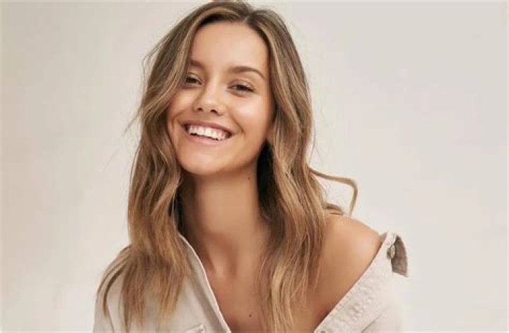 Nicola Cavanis (Model) - Age, Birthday, Bio, Facts, Family, Net Worth, Height & More