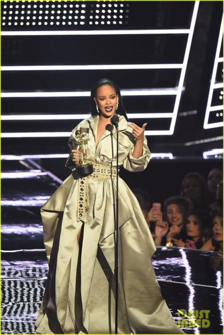 Rihanna To Receive Vanguard Award At 2016 MTV VMAs
