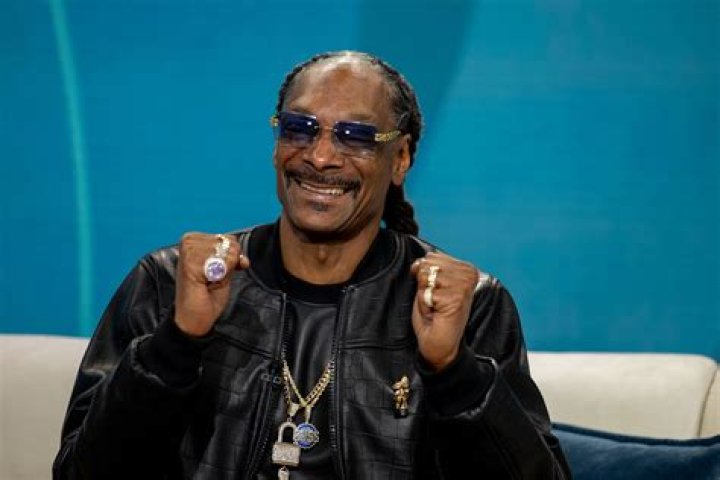Snoop Dogg Visits Floyd Mayweather's Las Vegas Gym