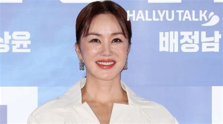 Uhm Junghwa Biography, Age, Height, Husband, Net Worth, Family